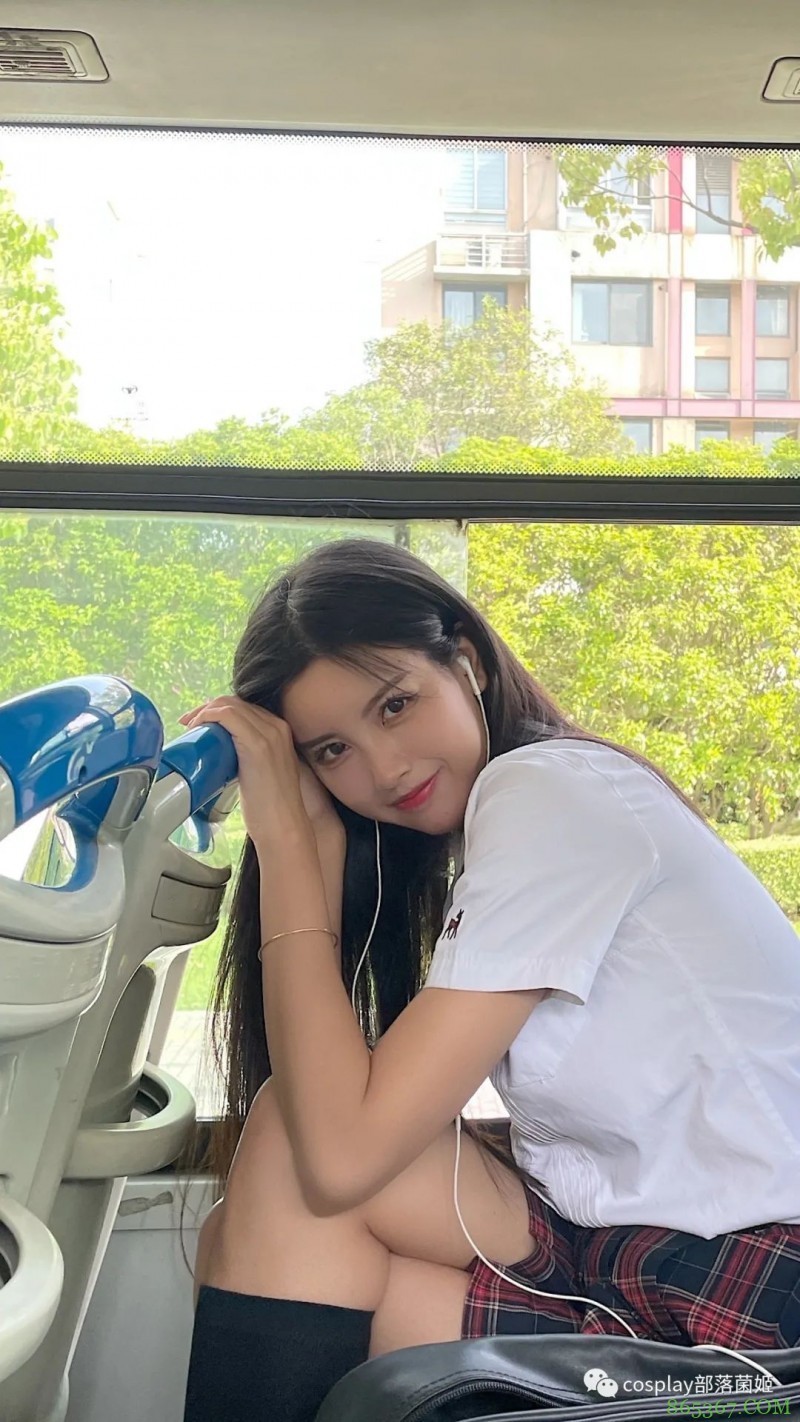 JK少女：把耳机分你一半