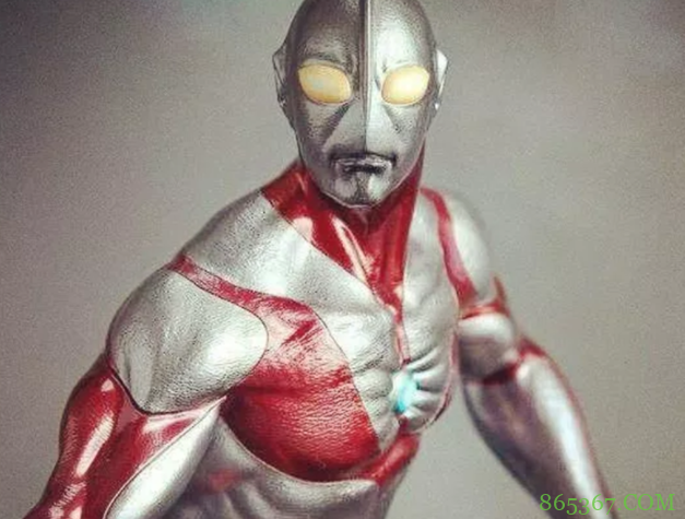 网友晒肌肉奥特曼手办，有这腱子肉打怪兽还用亮灯？