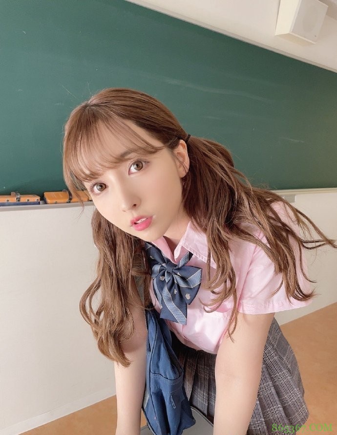 衣襟大开“美胸见客”三上悠亚晒床照,春光一览无遗,粉丝:刚拍完片吗?