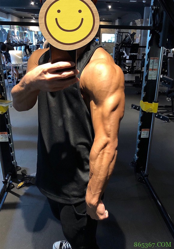 日本漫画家晒肌肉，腹肌都清晰可见，难怪画的本子这么实用