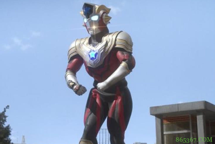 网友晒肌肉奥特曼手办，有这腱子肉打怪兽还用亮灯？