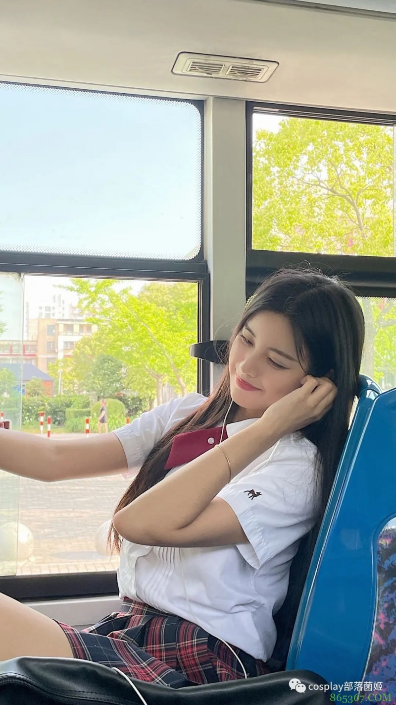 JK少女：把耳机分你一半