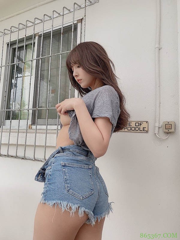 “三上悠亚”户外超大胆掀衣,“裸露的南半球”好雄伟呀!