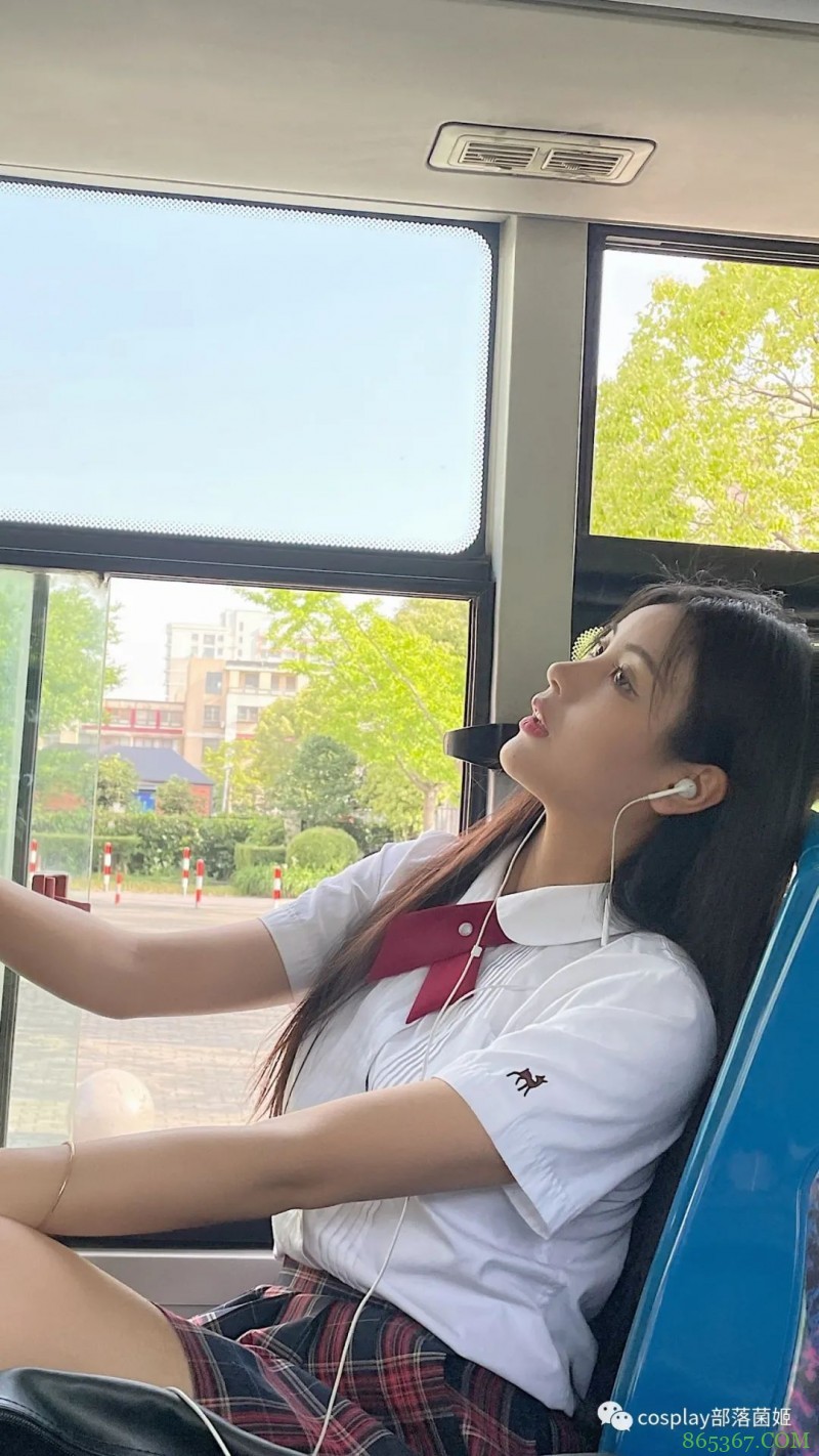 JK少女：把耳机分你一半