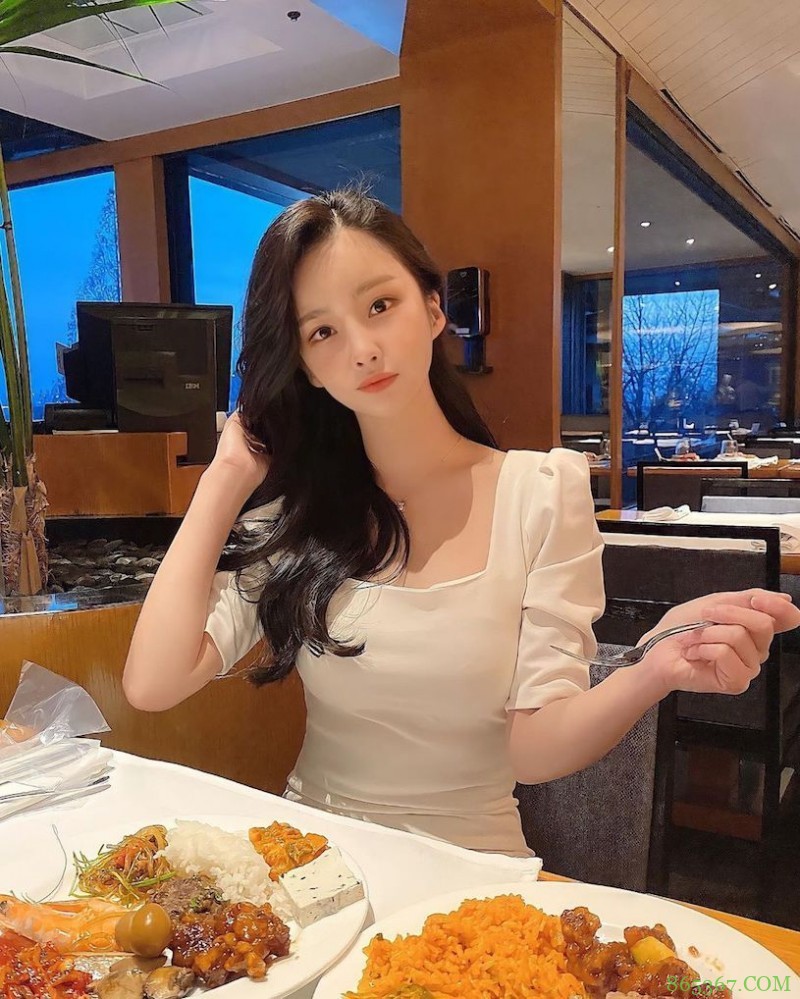 爱穿蓝色紧身衣的「火辣童颜妹」,过生日时转换「性感成熟风」!