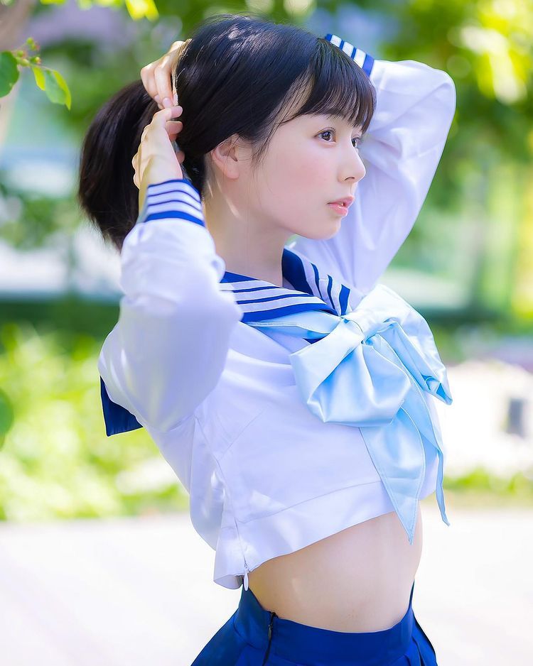 天使童颜下的魔鬼身材!《くりえみ》衣服越来越包不住!