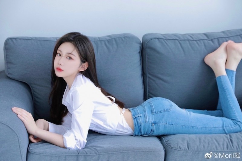 办公室长发正妹「衬衫曲线好火辣」,「背后挖空设计」美背露出了!