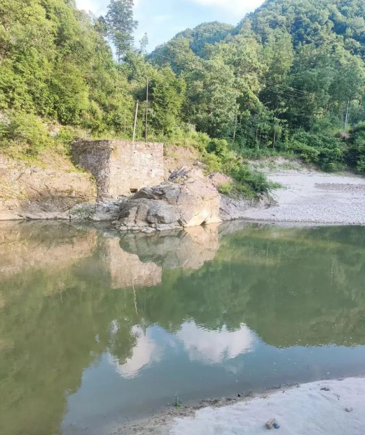 草坝河的天然浴场