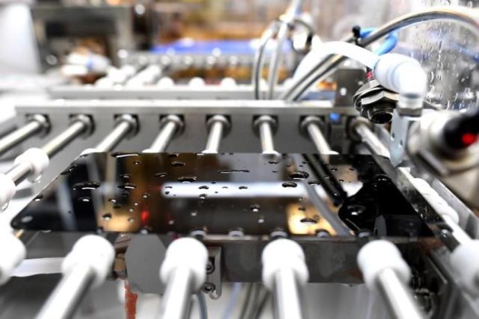 本科生隐瞒学历进厂打螺丝，衬托出怎样的现实困境