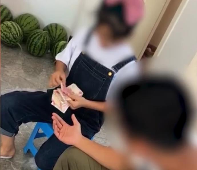 单亲家庭妹妹拿攒的零花钱给哥哥交学费,妈妈:她攒了好些年!的照片 单亲家庭妹妹拿攒的零花钱给哥哥交学费,妈妈:她攒了好些年!