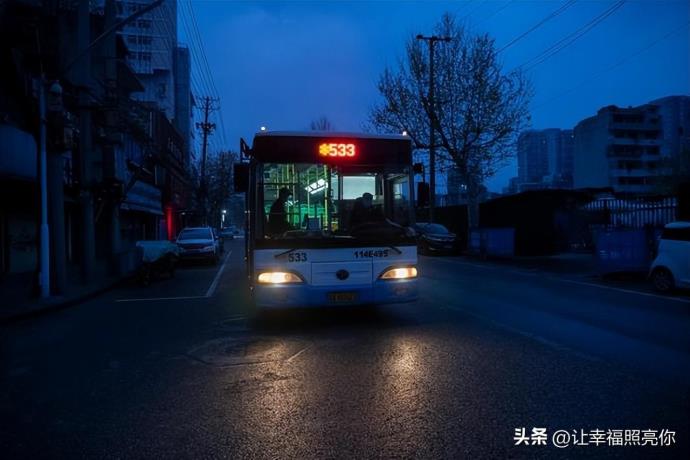 老人凌晨被扔半路女子装顺路送回：时刻想到自己的父母