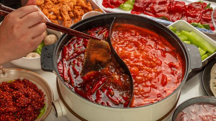 女子火锅配冰乃茶碱中毒，拉肚跑到腿发麻，是吃火锅的锅吗？