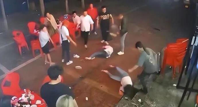 官方：唐山烧烤店打人案保护伞被查，还大众一个公理