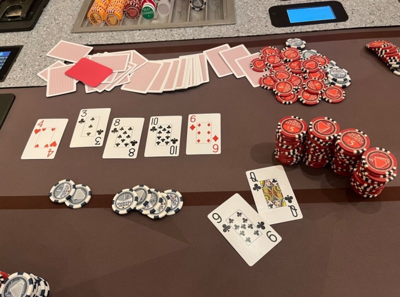 【EV扑克】KK撞上Q9s击中同花,这位玩家直接崩溃,拿起筹码就跑路