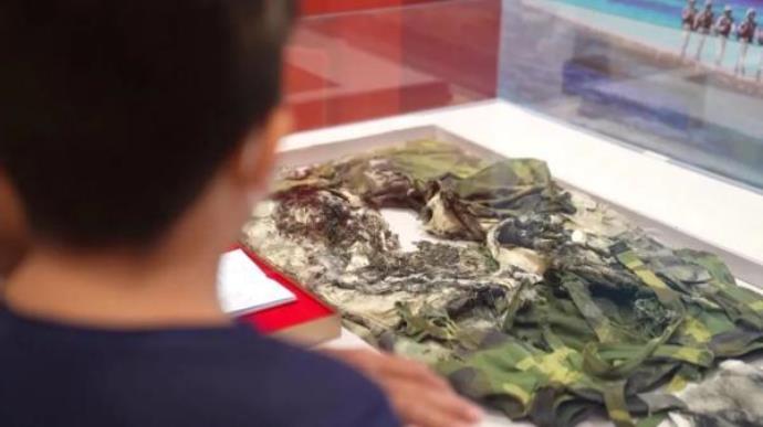 杜富国被炸烂的防护服展出，一起致敬英雄