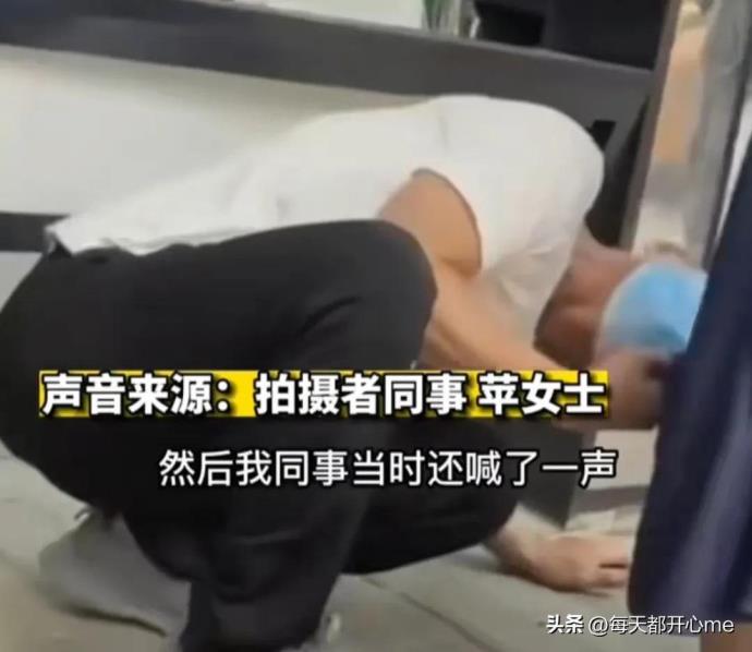 男子公交站台趴地掀女生裙底偷窥,路人喝止后全然不理不顾的照片 -第1张 男子公交站台趴地掀女生裙底偷窥,路人喝止后全然不理不顾