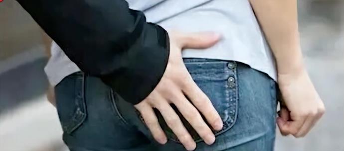 腾讯35岁员工地铁猥亵女子被拘14日:摸陌生女子臀部的照片 -第1张 腾讯35岁员工地铁猥亵女子被拘14日:摸陌生女子臀部