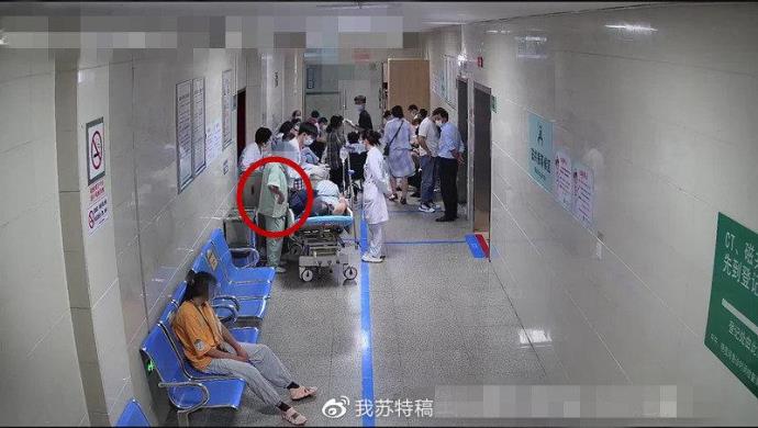 男子趁乱摘走急救病人金戒指，男子：没忍住！