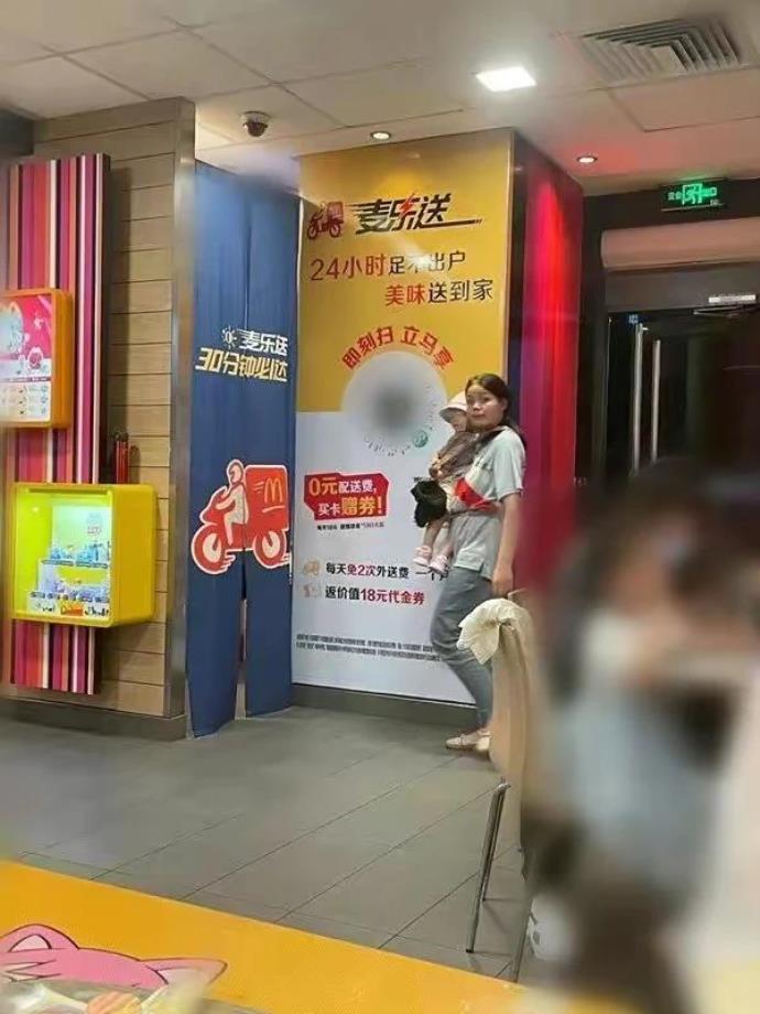 21岁单亲妈妈背娃送外卖,本人发声了的照片 -第1张 21岁单亲妈妈背娃送外卖,本人发声了