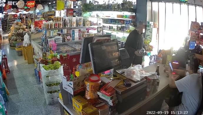 老人用编织拖鞋强换超市货物，倚老卖老玩抢劫吗？