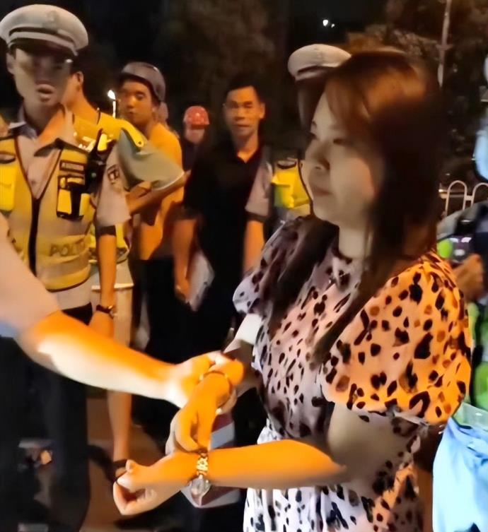 警方通报女司机撞人拖行:系醉驾,如何认定这个拖行性质呢?的照片 警方通报女司机撞人拖行:系醉驾,如何认定这个拖行性质呢?