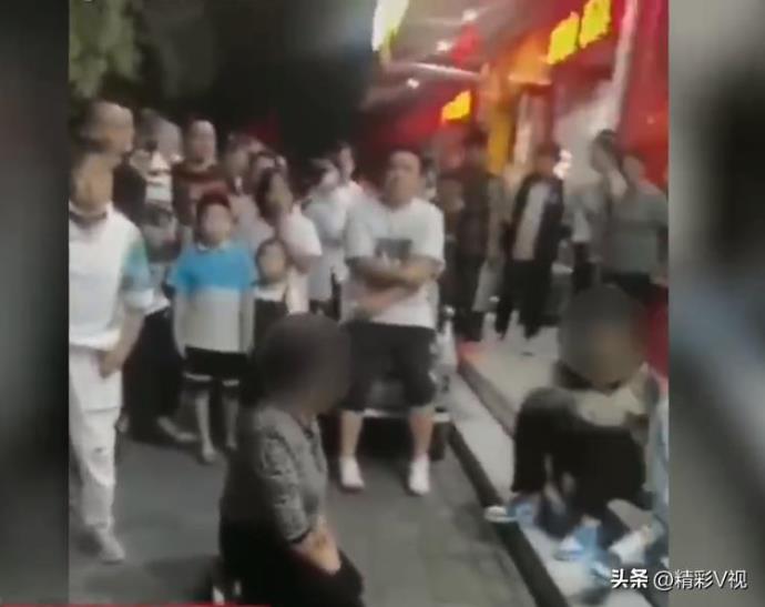 老人当街给多名学生下跪，教育局通报批评