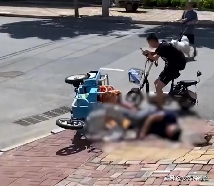 男子御录视频扶摔倒大叔反被骂，网友：做好事都这么费劲的么？