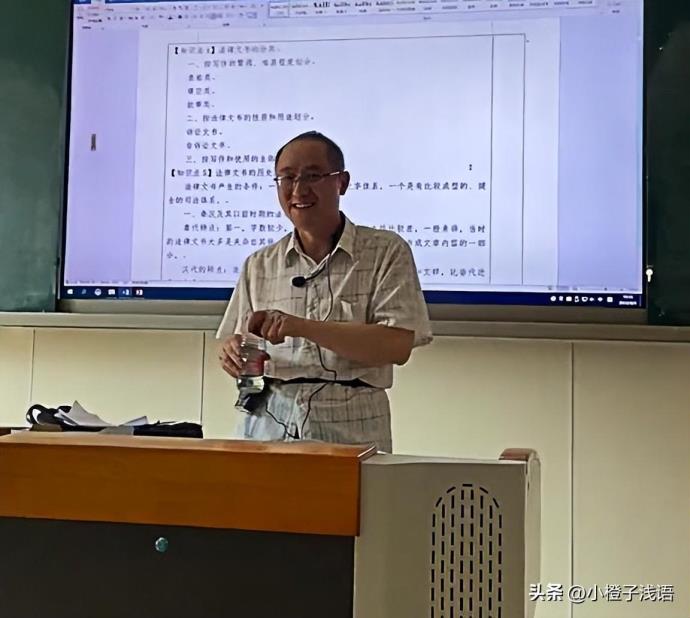 大学老师用老干妈瓶子喝水,网友:教师节了,你们好歹送个杯子吧!的照片 -第1张 大学老师用老干妈瓶子喝水,网友:教师节了,你们好歹送个杯子吧!