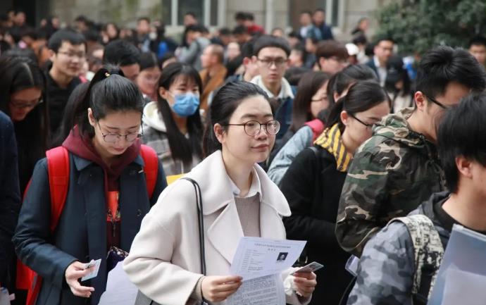 985毕业生大量涌入县城，“3种结局”看似体面，他们也很心酸