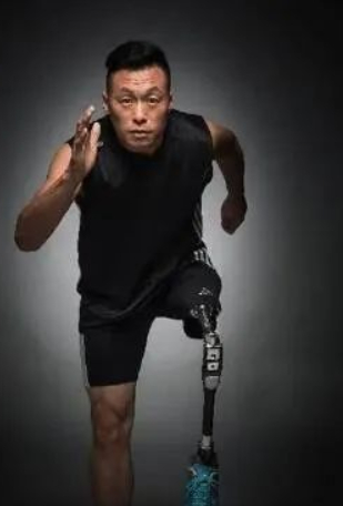 那个九岁失掉左腿的孩子,后来他成了世界冠军的图片 那个九岁失掉左腿的孩子,后来他成了世界冠军