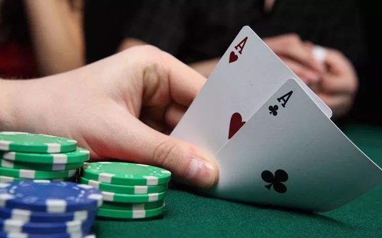 【EV扑克】拿到超对却没有位置优势,怎么打?