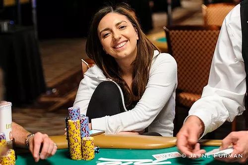 【EV扑克】27翻前5bet逼AK同花弃牌,这美女有点猛