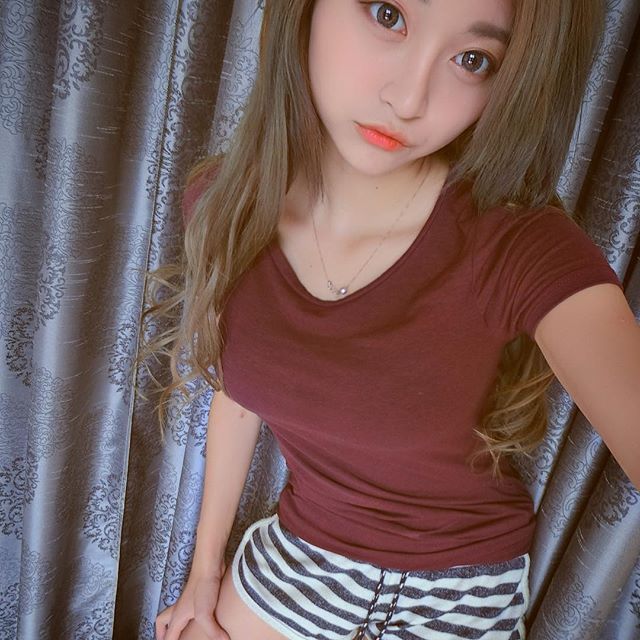 穿T-shirt也美呆！G奶正妹「祈錦鈅」甜美嗓音加上白嫩大G奶，不小心就要被她收服了…