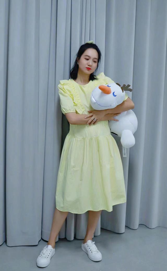 朱丹被疑怀三胎,体态丰盈小腹凸起,前两胎生养艰辛周一围常缺席