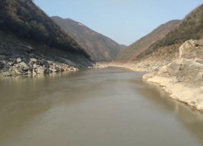 去黄金峡走一走，看看沿途的风景，多拍一些照片和视频，也算是一种纪念吧！