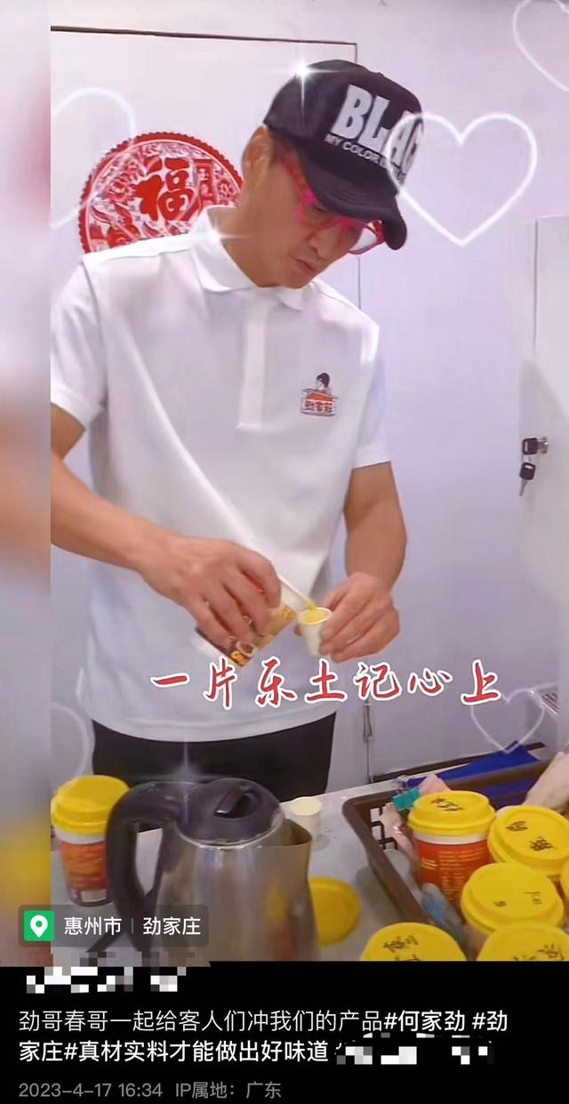 63岁何家劲当服务员,亲切为客人端茶倒水,常穿国产衣吃平价美食