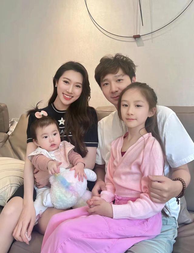 陈佩斯儿子晒家庭聚会照,4孩共用一张脸都高颜值,大女儿似仙女