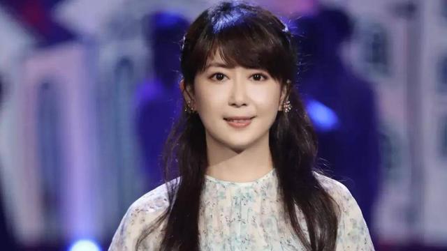 53岁孟庭苇扮嫩却被网友抨击,日语伴奏遭骂,本人回应尽显高情商