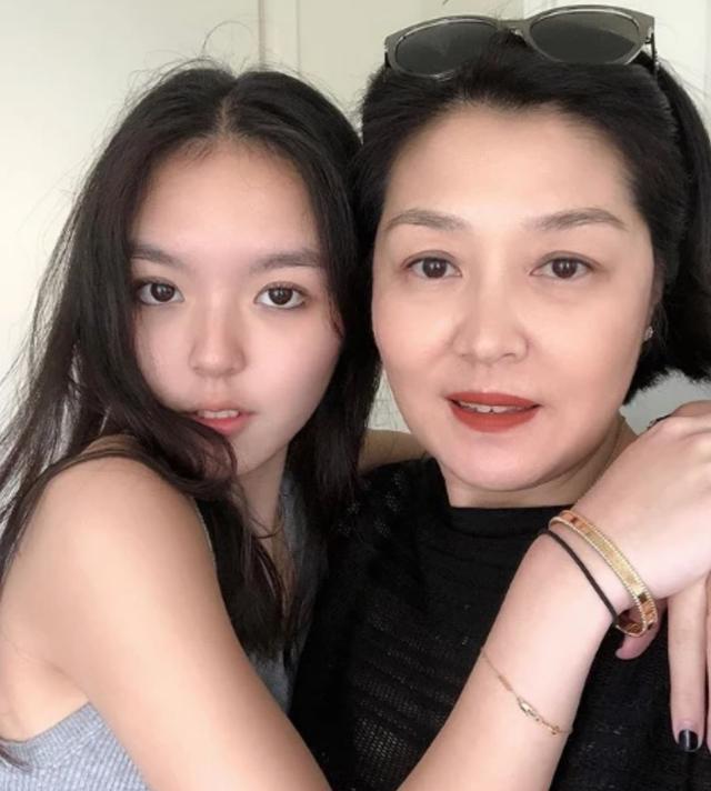 李咏女儿法图麦晒近照,与妈妈哈文穿同款吊带裙,戴14万表显贵气