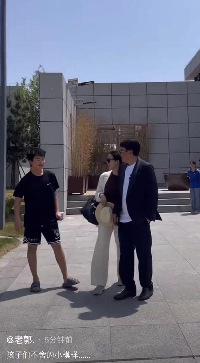 王楠挎26万包出差与儿女告别,豪宅大得似酒店,院中停300万豪车