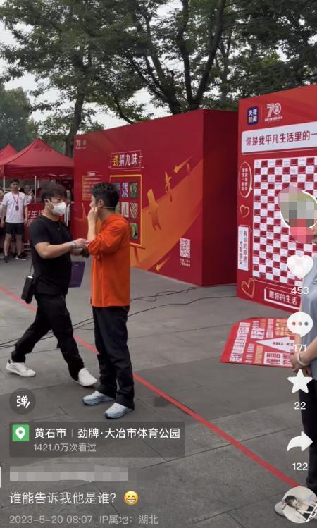 撒贝宁现身黄石领跑马拉松,全程热情太接地气,大叔冲进场求合影