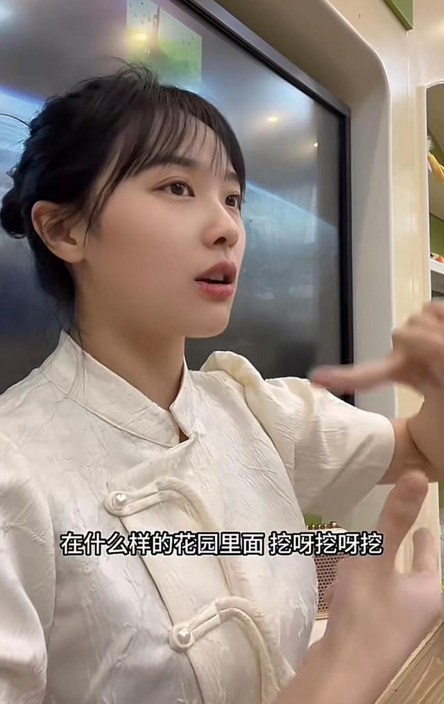 “挖呀挖”黄老师疑辞职,曝看不上幼师低工资,视频从无学生出镜