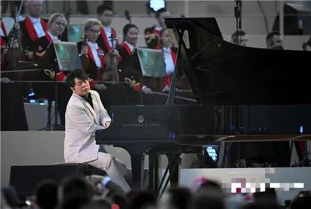 郎朗揭秘参加英王加冕礼细节,与威廉王子搂腰,曾令国王感动含泪