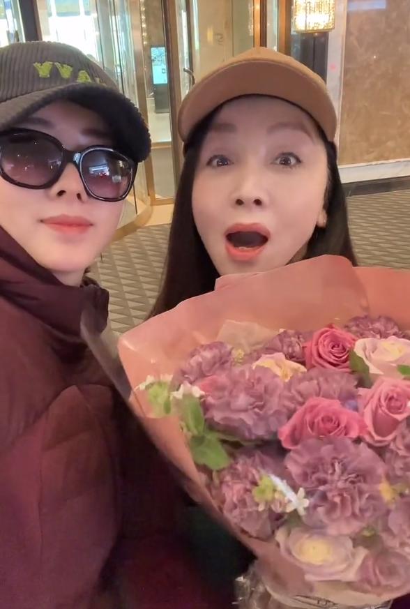 李思思返乡陪伴亲人,妈妈姥姥罕出镜,基因强大三代人共用一张脸