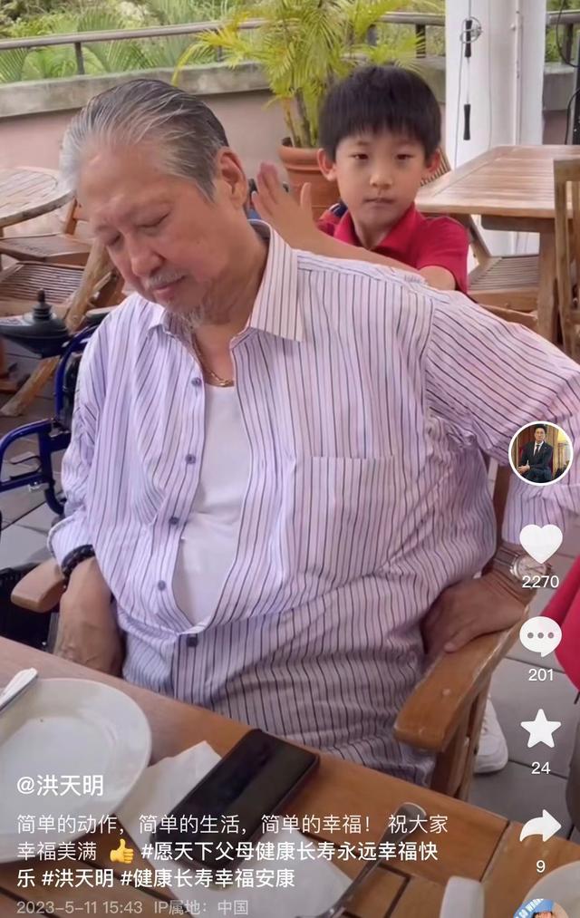 洪金宝携家人度假,戴大金链红光满面,孙儿黑眼圈严重健康引担忧