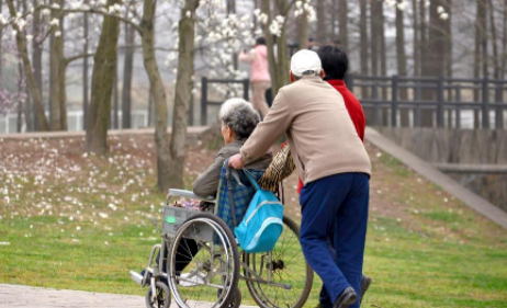 好几天才扫一次地的护工,为什么走后三四个月我们仍然在念叨?的图片 好几天才扫一次地的护工,为什么走后三四个月我们仍然在念叨?