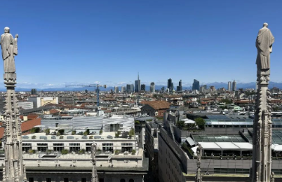 在米兰大教堂顶上吹风