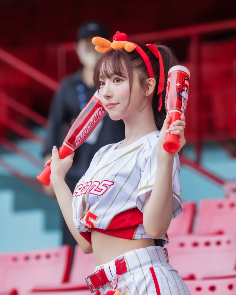 三上悠亜开球惹风波!日本意见两极、暗黑界的人这么看