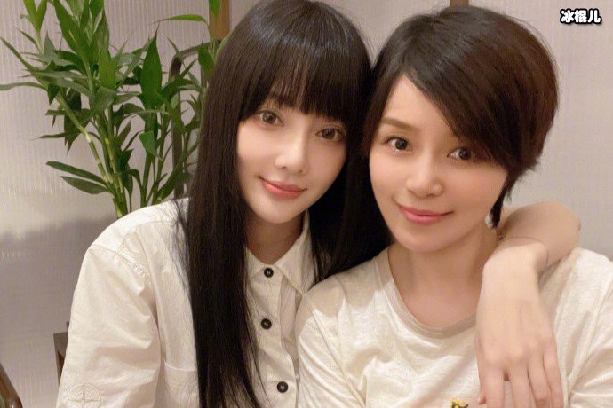 这个男人是谁李小璐女团舞火力全开,粉丝目光被后面的男人吸引