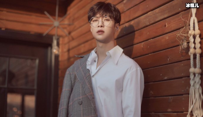 张艺兴抽烟被拍路人表示理解,与王源事件态度大不相同